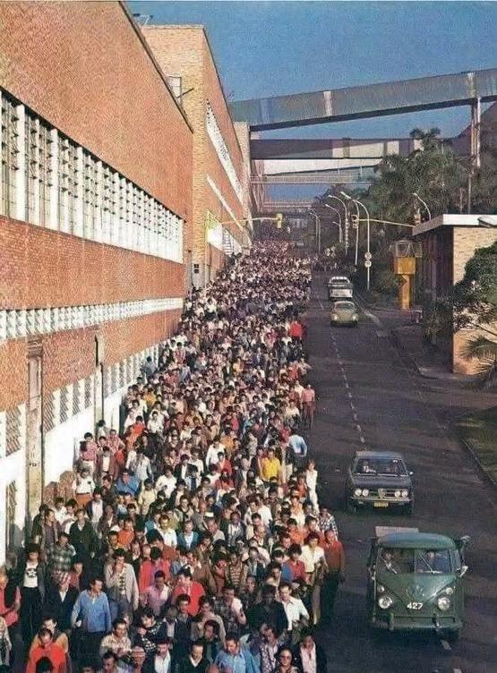 1980_brazilian_workers_come_home_from_the_volkswagen_factory_in_s_o_bernardo_do_campo.jpeg