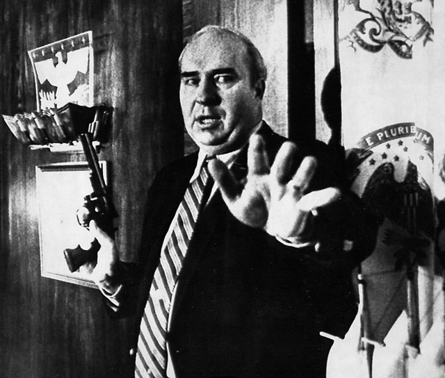 1987_r_budd_dwyer_pennsylvaniai_politikus_az_allami_televizioban_elo_adasban_lotte_fobe_magat_a_kamerak_es_ujsagirok_elott_egy_sajtotajekoztaton_miutan_korrupcios_ugybe_keveredett.jpg