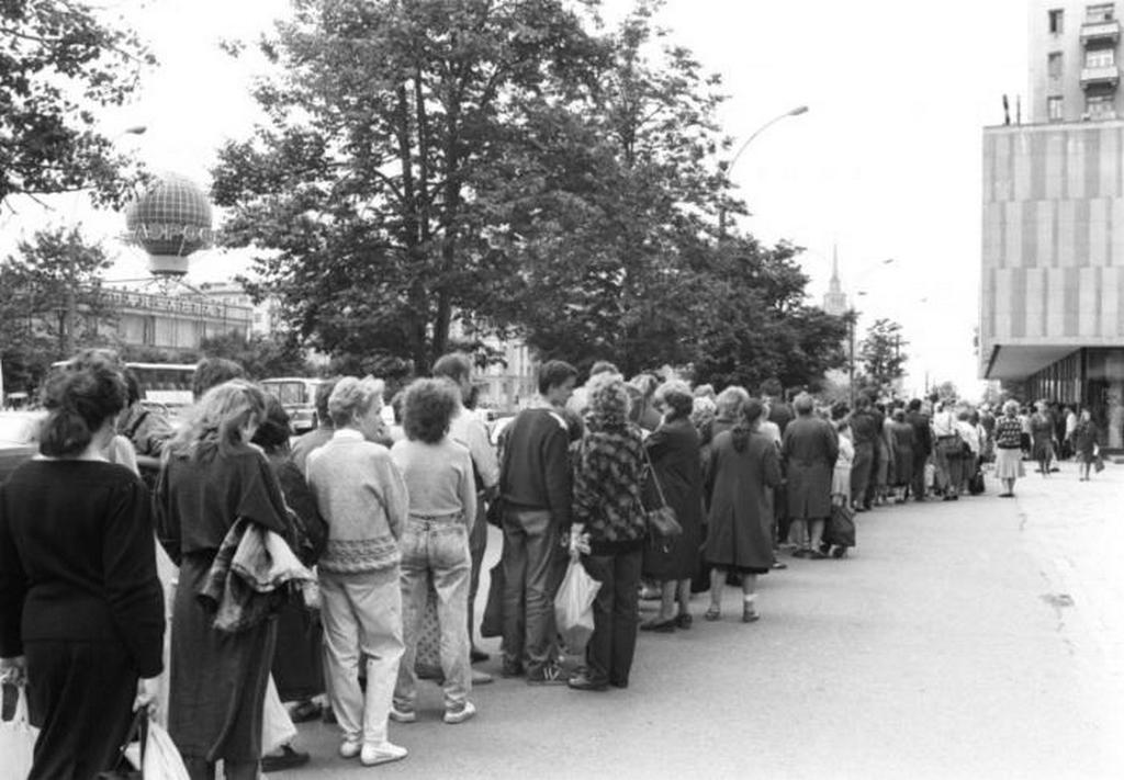 1990_kigyozo_sor_a_szovjetunioban_a_mars_csokoladegyar_termekeinek_mars_twix_snickers_bounty_stb_hivatalos_ertekesitesenek_elso_napjan.jpeg