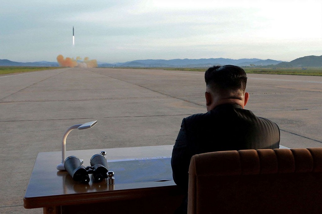2017_kim_dzsongun_eszak-koreai_vezeto_nezi_a_tavoltol_a_hwasong-12_raketa_inditasat_foto_kcna-reuters.jpg