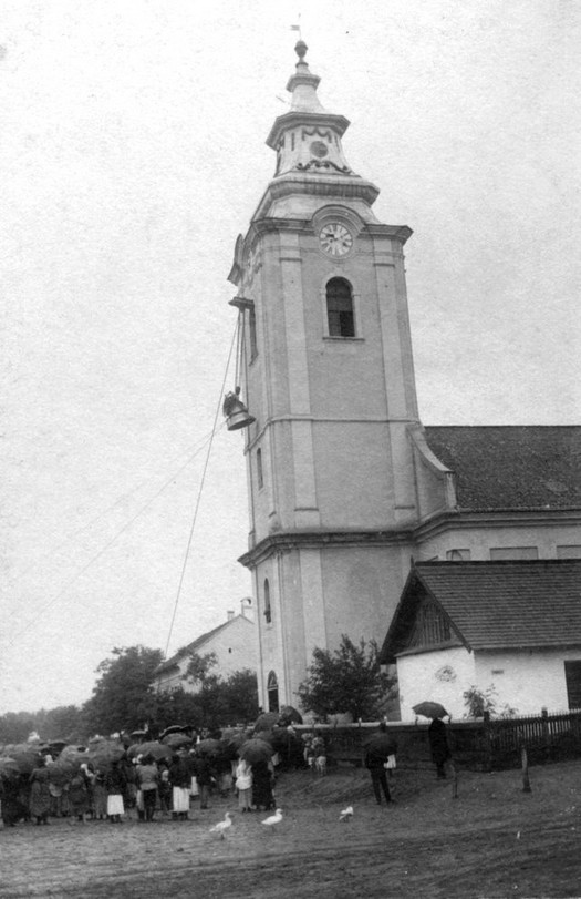 1904_az_uj_harang_felhuzasa_a_tetetleni_templomtoronyba_cr.jpg