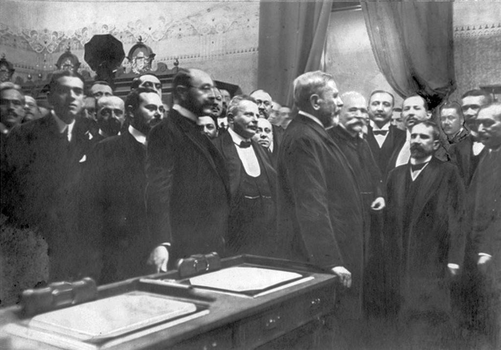 1910_a_kulfoldi_sajto_kepviseloi_reszere_berendezett_interurban_telefonszoba_megnyitasa_a_fopostan_hieronymi_karoly_kereskedelmi_miniszter_beszel_cr.jpg
