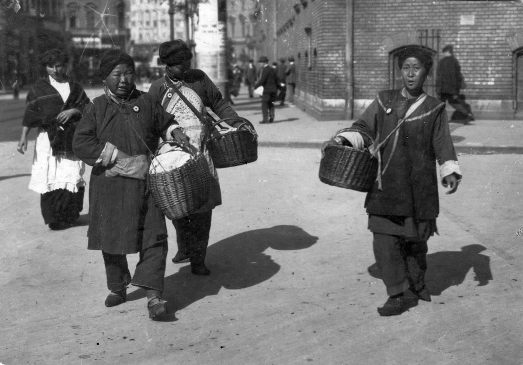 1910_korul_kokardat_viselo_kinai_nok_a_nepszinhaz_utcaban_cr.jpg