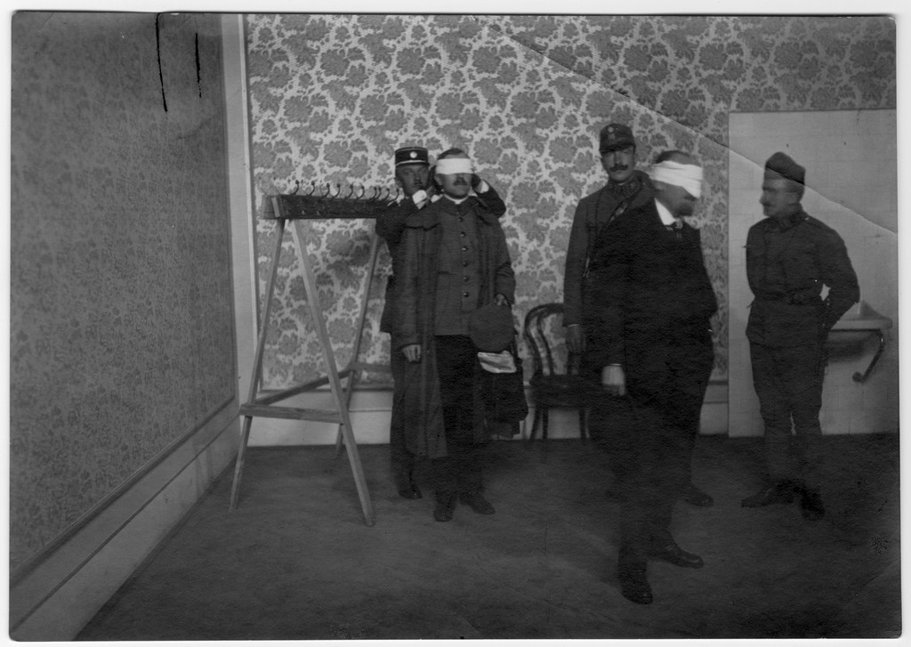 1914_augusztus_ket_szerb_parlamenter_zimonynal_belgrad_alatt_a_magyar_tamaszponton.jpg