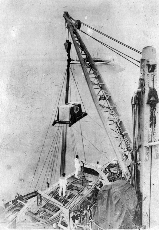 1914_ferenc_ferdinand_koporsojanak_elhelyezese_a_viribus_unitis_csatahajora_cr.jpg