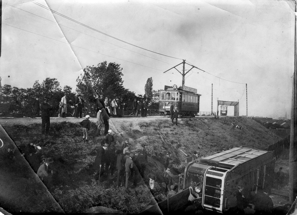 1915_korul_lezuhant_villamos_a_salgotarjani_uton_cr.jpg