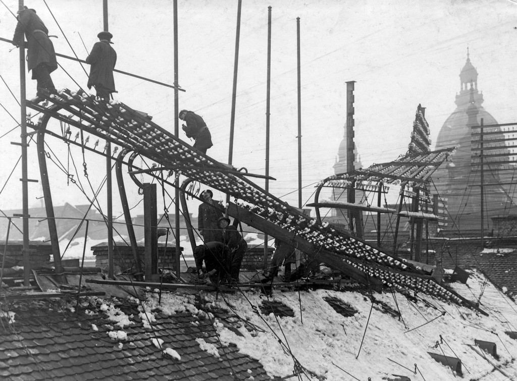 1915_taviro_oszlopok_javitasa_egy_pesti_hazteton_mullner_janos_cr.jpg