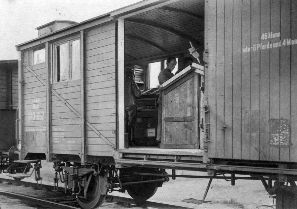 1917_korul_szedohelyiseg_egy_tabori_nyomdavonaton_cr.jpg