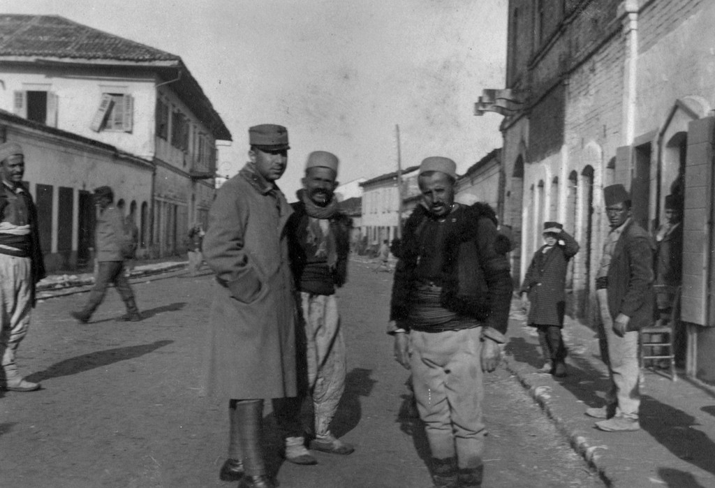 1917_magyar_katonak_a_durazzoi_ma_durres_albania_bazar_utcajan_balazs_istvun_cr.jpg