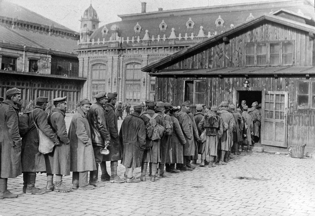 1918_etelosztas_a_nyugati_palyaudvarnal_a_frontrol_hazatert_katonaknak_mullner_janos.jpg