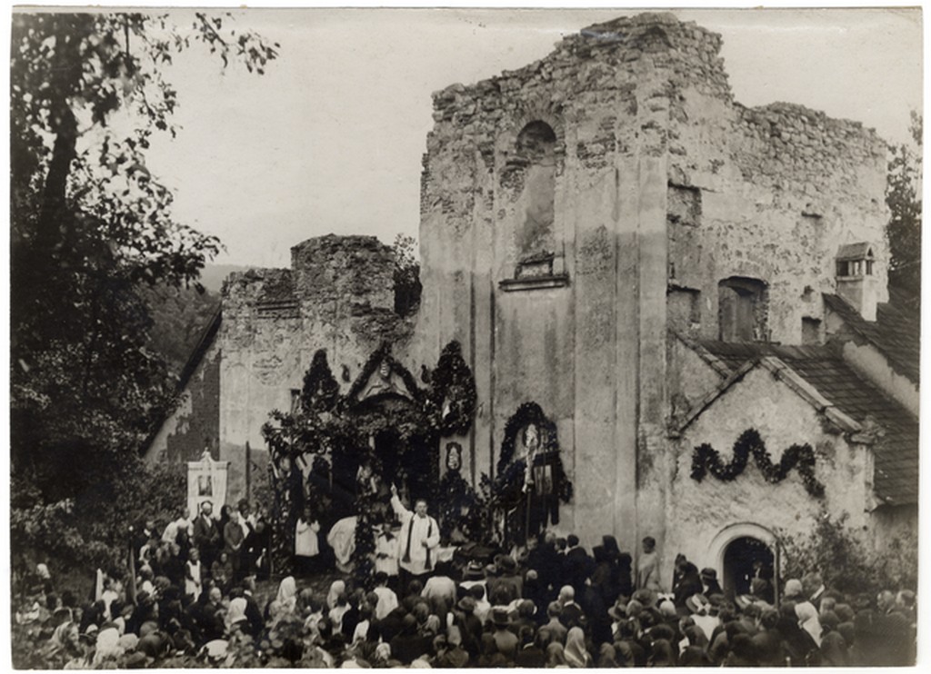 1918_zarandokok_a_maria_makki_templom_romjainal.jpg