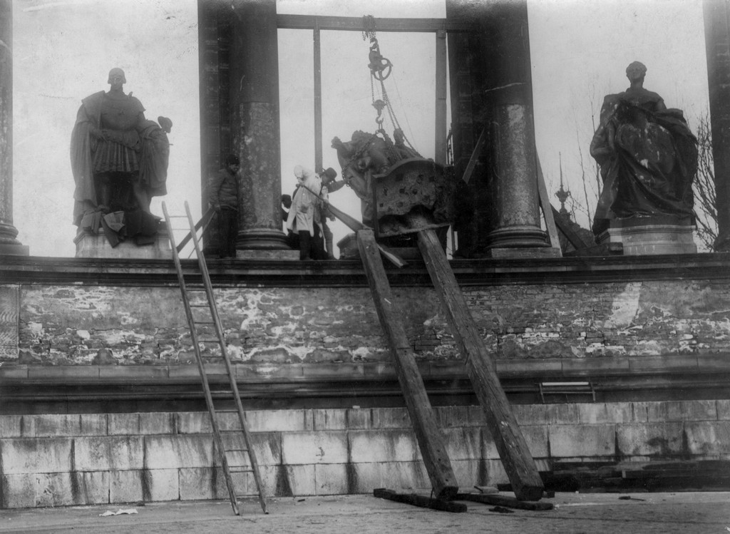 1919_eltavolitjak_a_habsburg_uralkodok_szobrait_a_millenniumi_emlekmurol_harsanyi_gyula.jpg