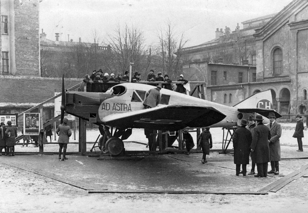 1922_korul_iv_karoly_repulogepe_az_ad_astra_a_magyar_aero_szovetseg_allitotta_ki_a_nemzeti_lovarda_udvaran_cr.jpg