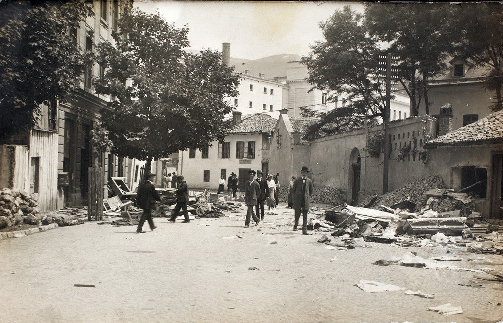 1914_romos_utcakep_szarajevoban_a_ferenc_ferdinand_meggyilkolasa_utani_pogromot_kovetoen.JPG
