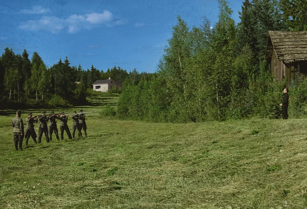 1941_execution_of_a_soviet_tankodesantniki_tank_desant_troop_by_finnish_soldiers_hangon_iohko.jpg