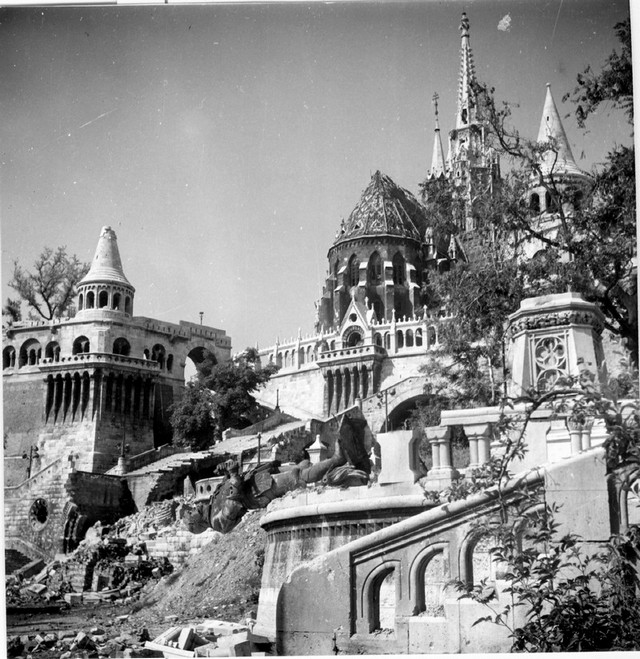1945_romos_matyas_templom_es_halaszbastya_csorgeo_tibor.jpg