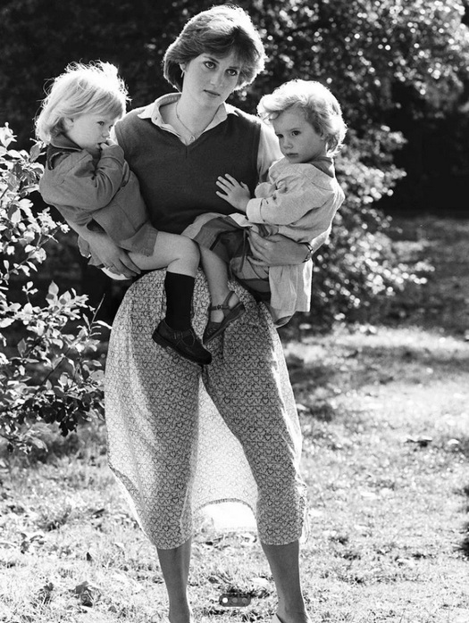 1980_princess_diana_while_she_worked_as_a_school_teacher_with_2_kids_this_photos_caused_a_minor_scandal.jpg