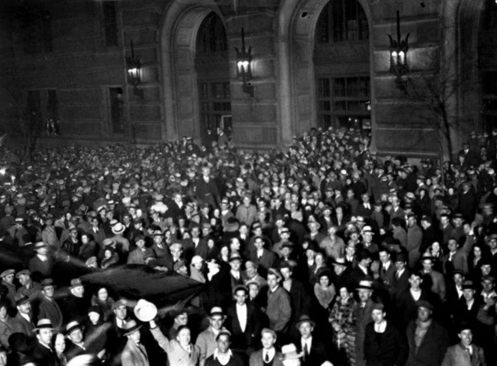 1933_people_waiting_for_the_announcement_of_beer_to_become_legal_april_at_12am_at_anheuser_busch_in_st_louis.jpeg