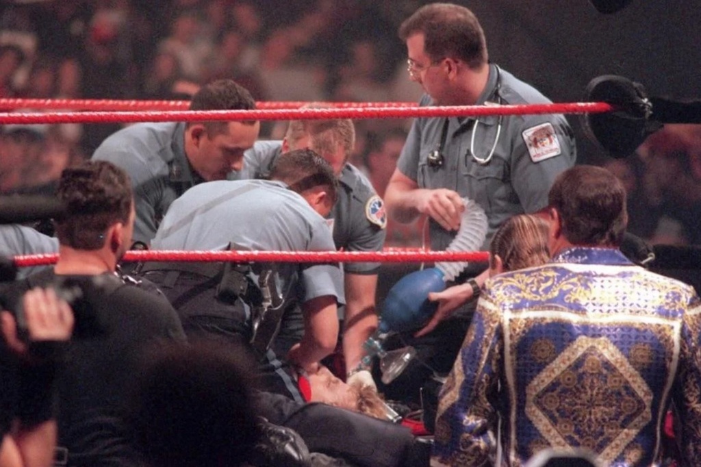 1999_owen_hart_kanadai_pankrator_halala_25_meteres_magassagbol_zuhant_le.jpg