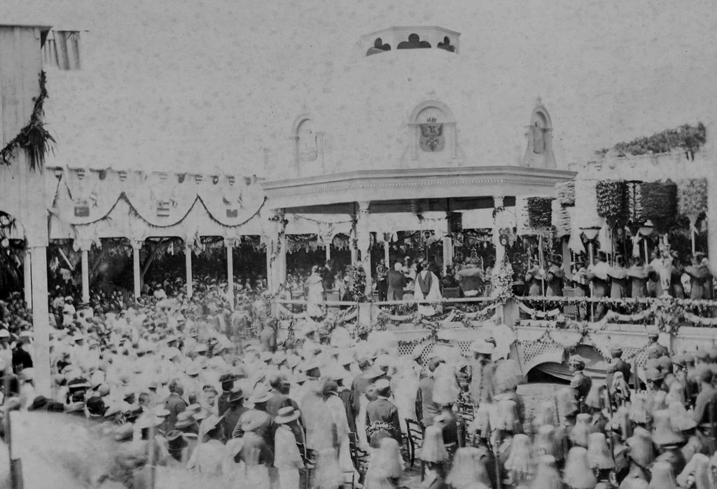1883_the_only_photo_know_to_show_hawaiis_monarchs_king_kalakaua_and_queen_kapiolani_wearing_their_crowns_cr.jpg