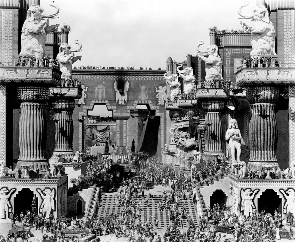 1916_d_w_griffith_monumentalis_eredetileg_8_oras_turelmetlenseg_intolerance_c_filmjenek_babiloni_jelenete_90_meter_magas_diszletek_300_statiszta.jpg