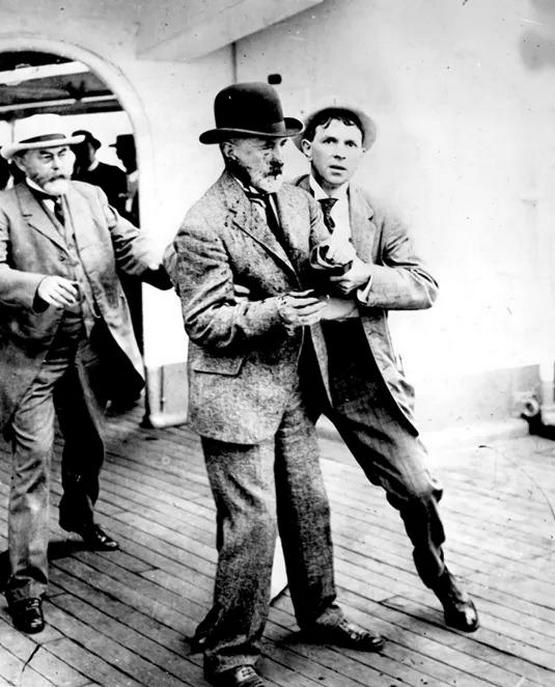 1910_new_york_city_mayor_william_j_gaynor_moments_after_being_shot_in_the_throat.jpeg