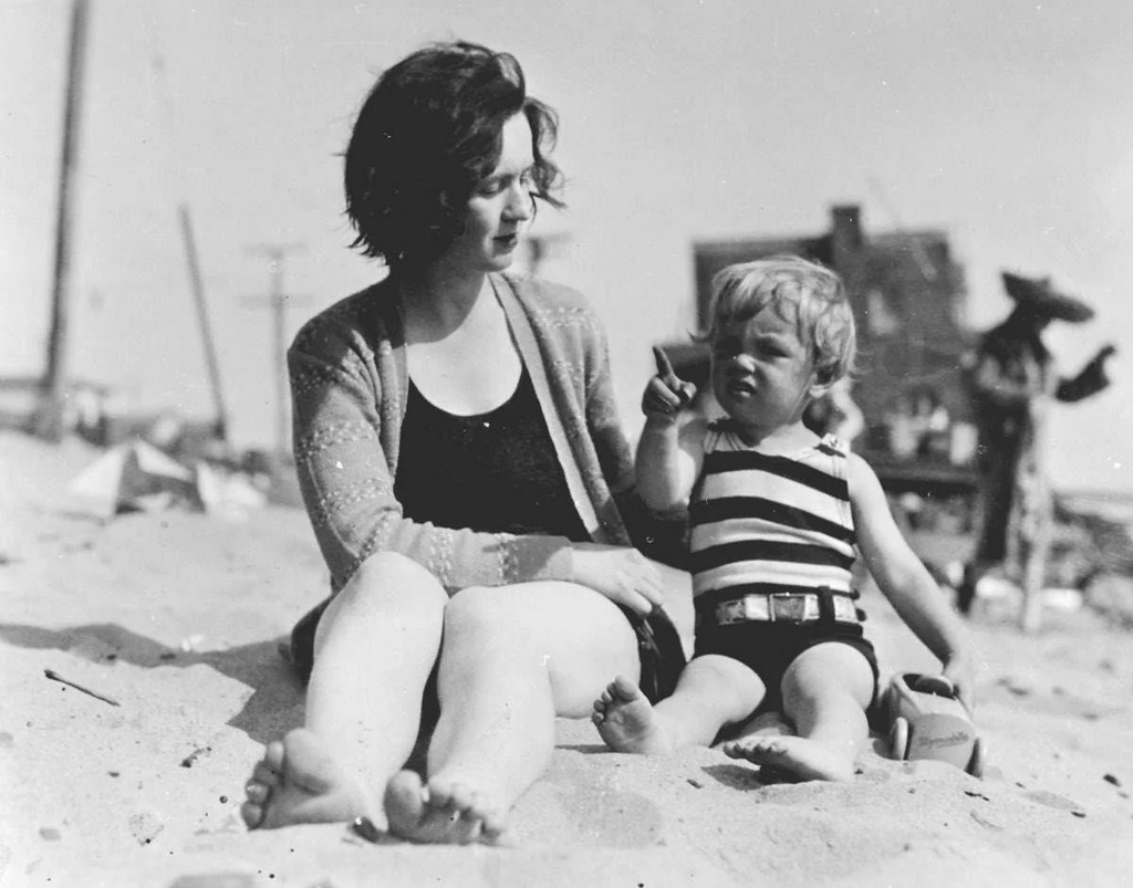 1929_a_kis_marilin_monroe_akkor_meg_norma_jeane_baker_anyjaval_a_tengerparton.jpg