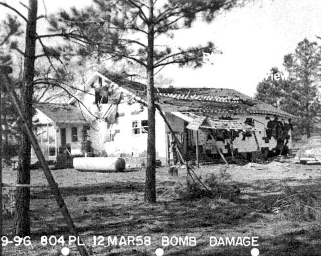 1958_3_kids_were_playing_in_their_backyard_in_mars_bluff_south_carolina_when_the_u_s_air_force_accidentally_dropped_a_nuclear_bomb_on_them.jpg