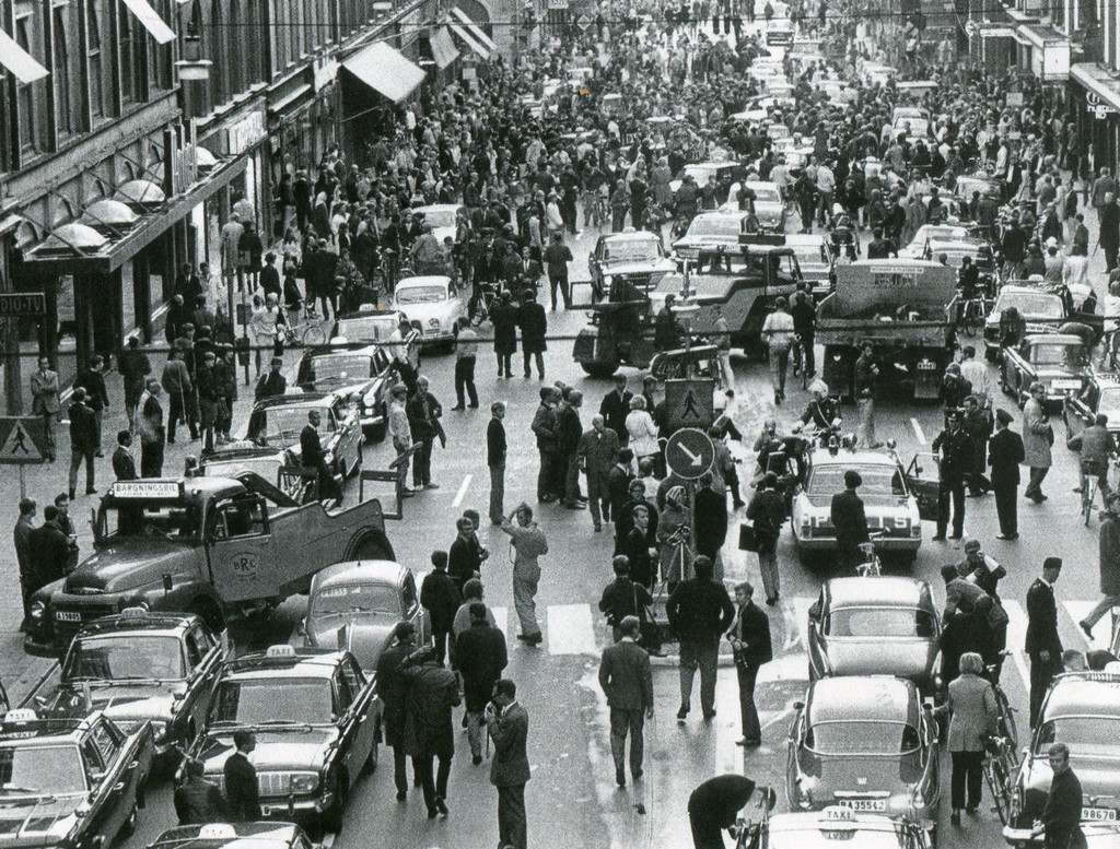 1967_a_jobboldali_kozlekedesi_modra_valo_atallas_elso_oraiban_svedorszagban.jpg
