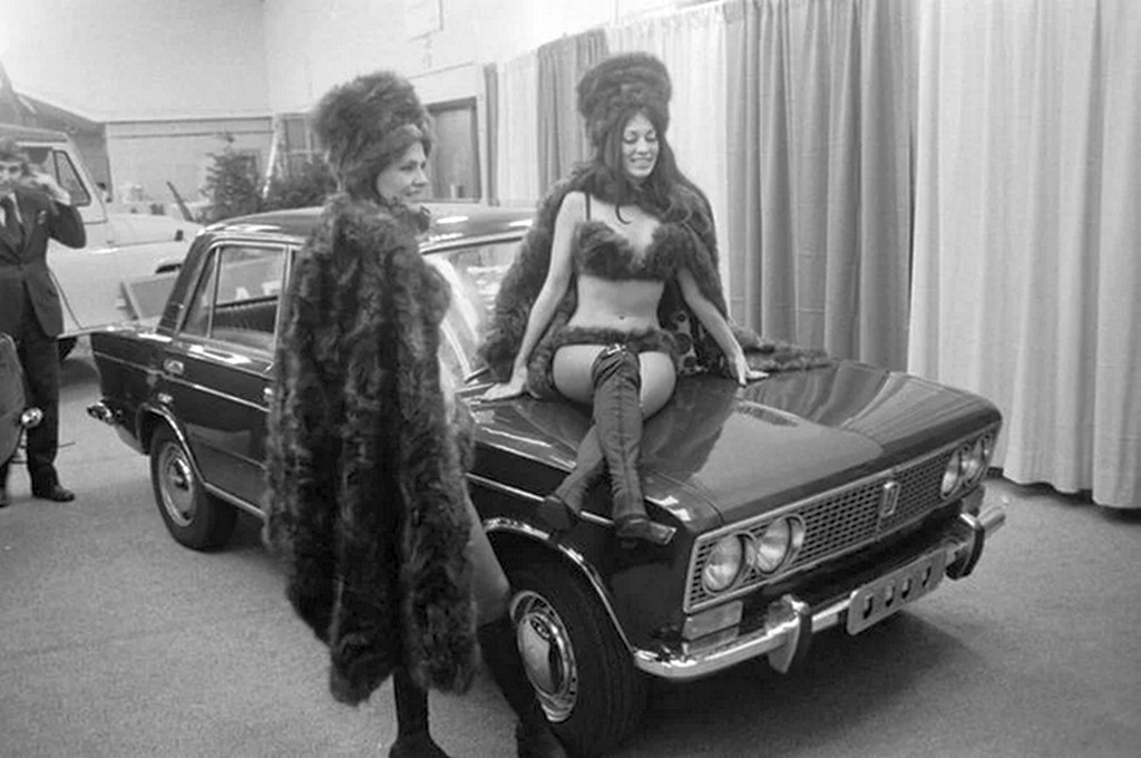 1973_lada_es_a_hatterben_egy_uaz-469-es_a_new_york-i_nemzetkozi_autoszalonon.jpg
