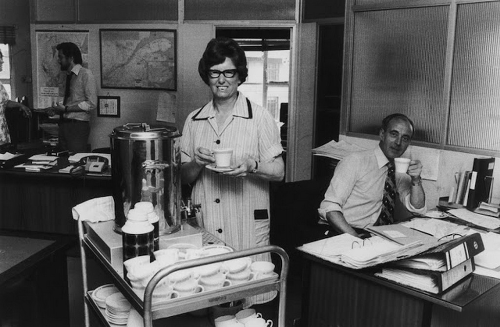 1976_julius_egy_elfeledett_foglalkozas_a_teas_neni_tea_lady_nagyobb_irodahazak_alkalmazottait_teaval_kaveval_latta_el_nagy-britannia.jpg