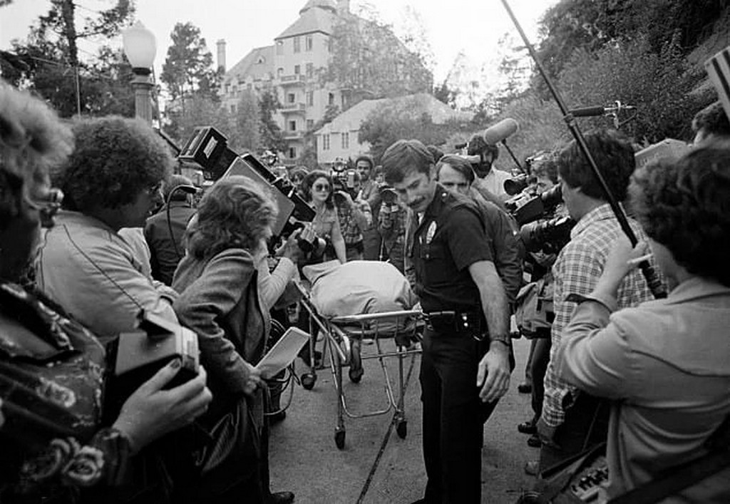 1982_a_33_evesen_kabitoszer-tuladagolas_miatt_elhunyt_john_belushi_amerikai_szinesz_holttestet_szallitjak_el_a_egy_los_angelesi_motelbol.jpg