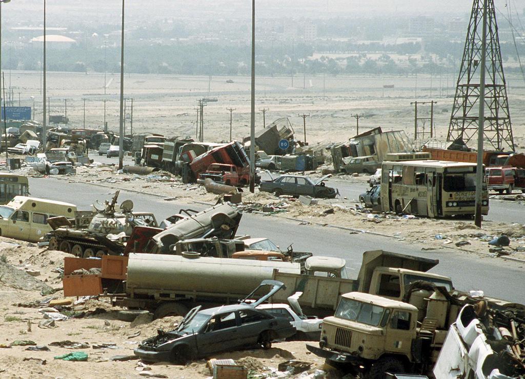 1991_elhagyott_ikarusz_busz_a_irakiak_kuvaiti_visszavonulasa_utan_a_halal_orszagutjanak_nevezett_szakaszon_ahol_az_amerikai_erok_massziv_csapast_merve_a_menekulo_iraki_erokre.jpg