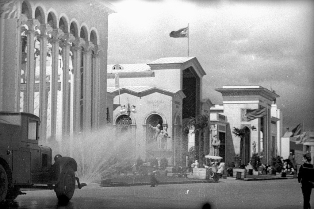 1940_a_szovjetunio_mezogazdasagi_kiallitasa_locsolokocsi_halad_az_ormeny_szszk_pavilonja_fele.jpg