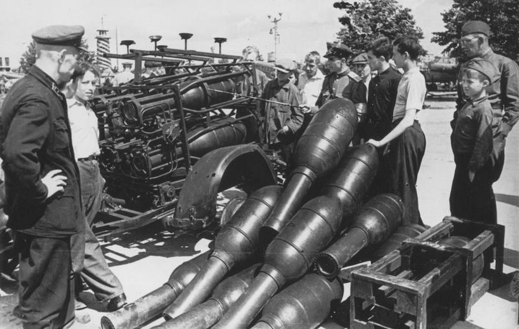 1943_zsakmanyolt_nemet_280_mm-es_swg_41_schweres_wurfger_t_41_raketak_es_raketaveto_kiallitasa_a_moszkvai_gorkij_parkban.jpg