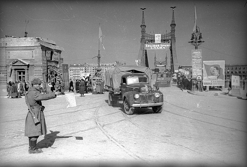 1946_a_megszallt_budapesten_megnyilik_a_ferenc_jozsef-hid_a_forgalom_elott_szovjet_propagandaval_a_forgalmat_szovjet_katona_iranyitja.jpg