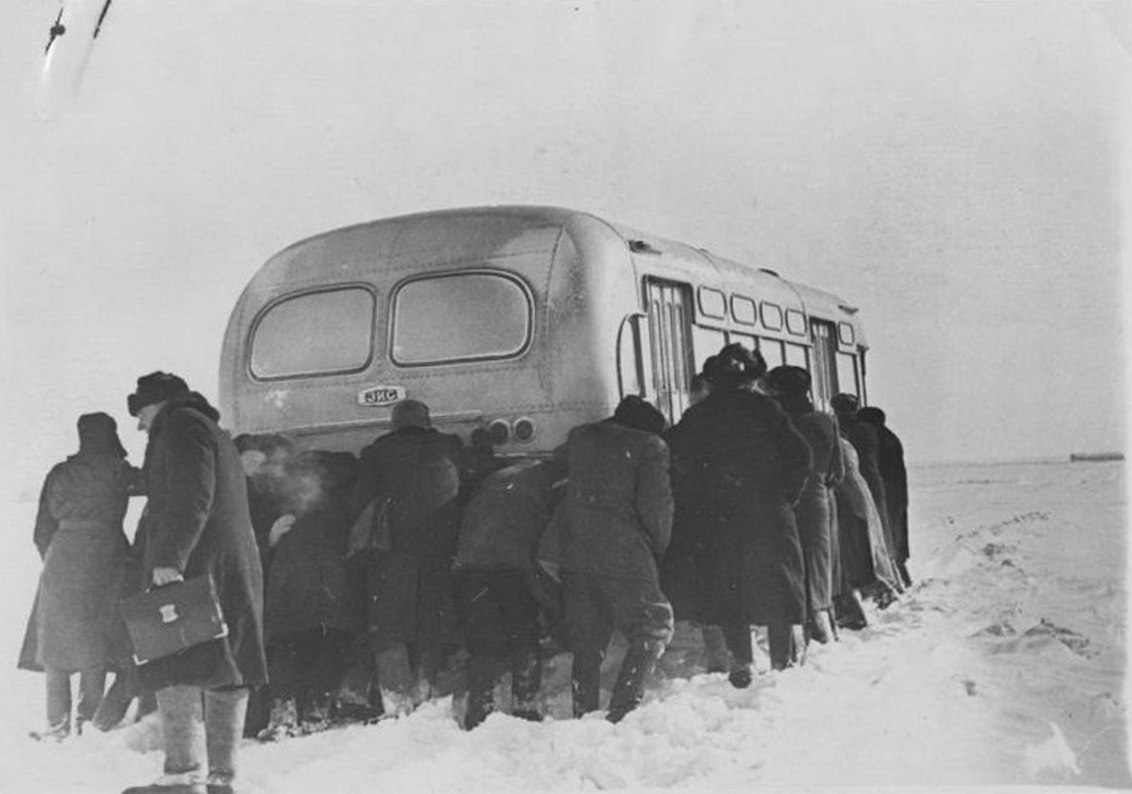 1954_elakadt_busz_a_belorusz_szszk-ban.jpg