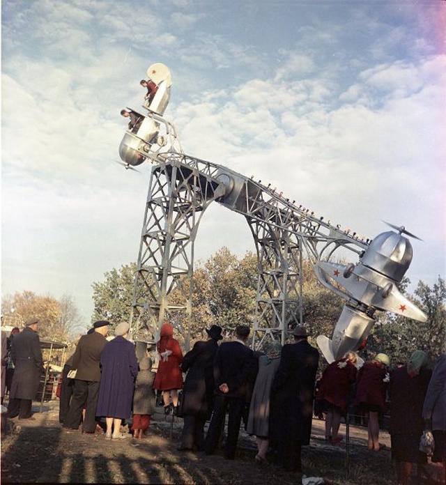 1958_a_halalhurok_nevu_jatek_a_varosi_parkban_harkov.jpg