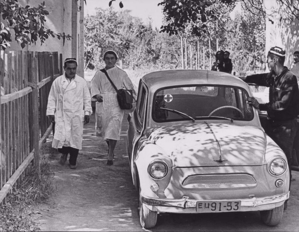 1963_korul_egy_uzbeg_kolhoz_korhazanak_orvosa_apoloja_uton_vannak_a_beteghivashoz_egy_zaporozseccel.jpg