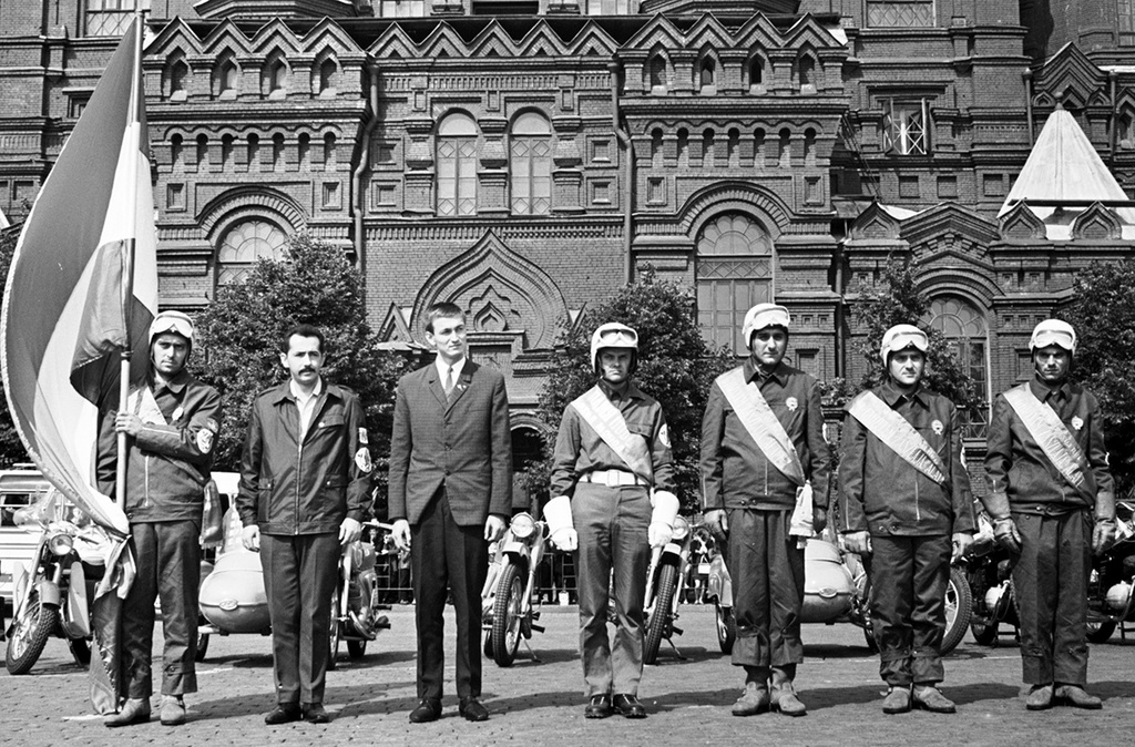 1969_magyar_csapat_a_voros_teren_a_moszkva_varso_bukarest_szofia_nemzetkozi_motoros_tura_startjanal.jpg