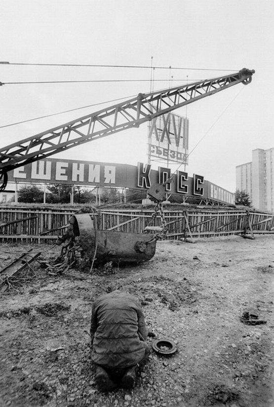 1986_darubaleset_utan_egy_munkas_gyaszolja_meghalt_baratjat_tulaban.jpg