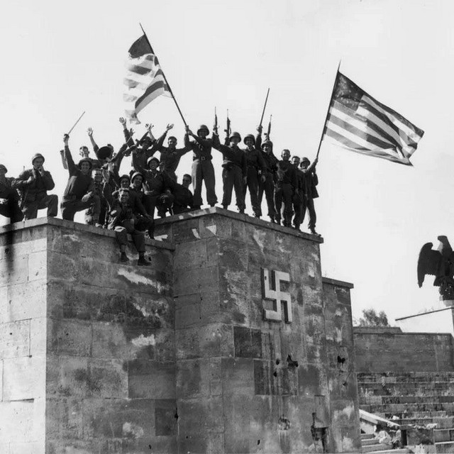 1945_aprilis_amerikai_katonak_a_nurnbergi_luitpold-mezon_ahol_a_naci_partnapokat_is_tarottak_a_harmadik_birodalomban.jpg