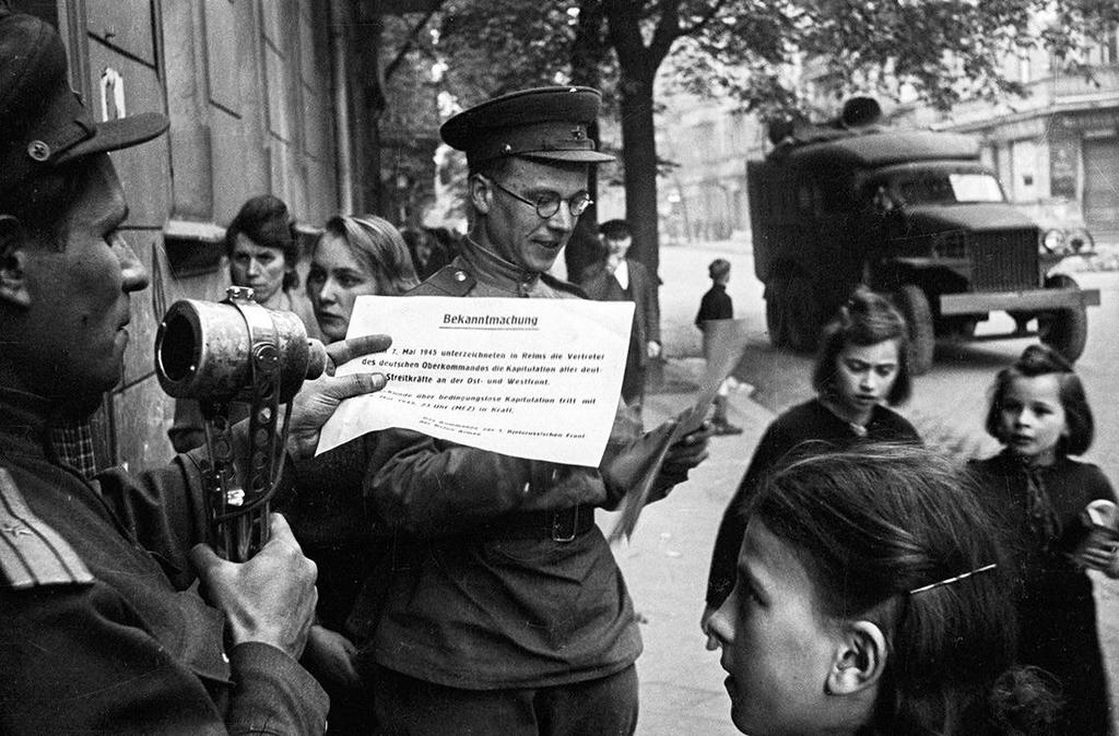 1945_majus_soviet_soldier_announcing_the_formal_surrender_of_defeated_germany_on_the_streets_of_berlin.jpeg