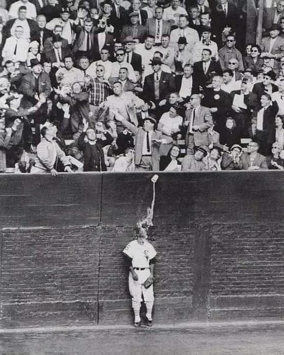 1959_al_smith_the_player_in_front_of_the_wall_played_for_the_chicago_white_sox_during_the_1959_world_series_cr.jpg