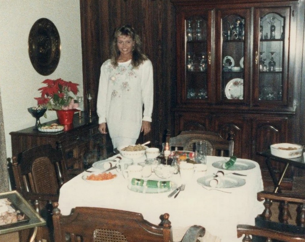 1985_pamela_anderson_hirneve_elott_otthonukban_egy_halaadasnapi_vacsora_elott_cr.jpg