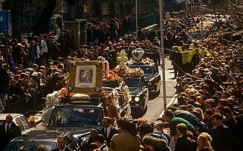 1995_infamous_london_gangster_ronnie_kray_s_funeral.jpg