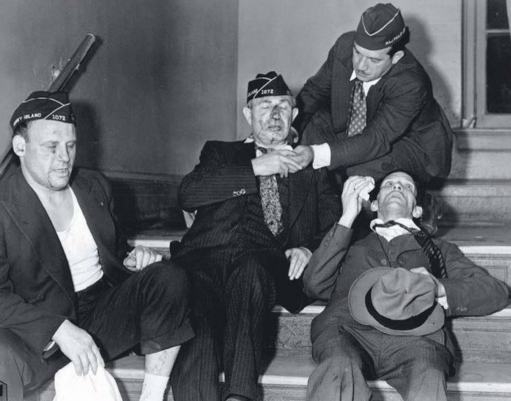 1938_serult_veteranok_az_amerikai_naci_part_tagjaival_tortent_new_york-i_tomegverekedes_utan_allitolag_a_hitler_49-ik_szuletesnapjat_unneplo_nacik_provokaltak_az_also_vil.jpg