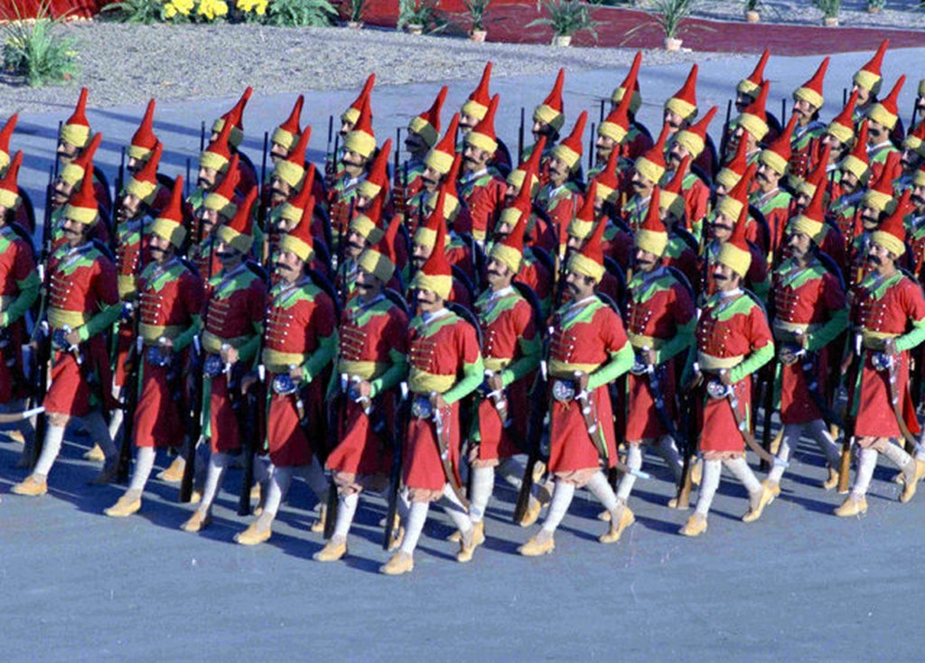 1971_irani_fegyveres_erok_paradeja_a_perzsa_birodalom_alapitasanak_2500_eves_evfordulojan_teheranban.jpeg