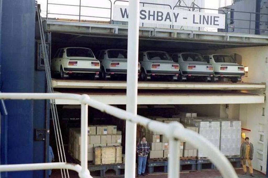 1986_a_hamburgi_kikotoben_csehszlovak_skodak_varnak_az_indulasra_nagy-britanniaba.jpg