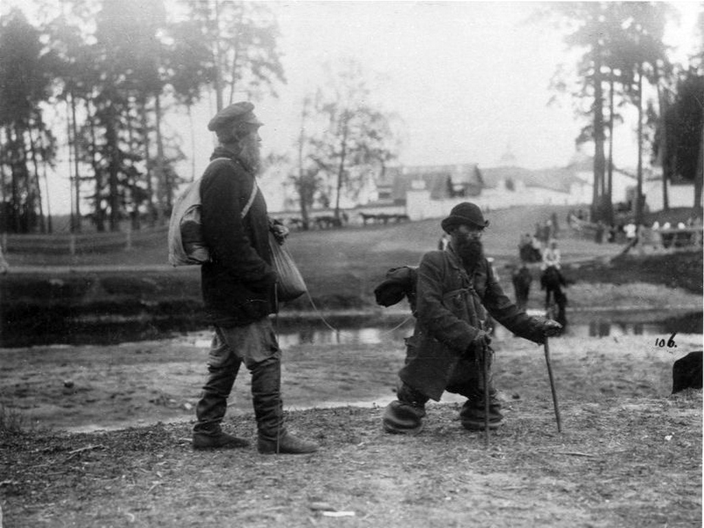 1903_ket_vandor_a_tambovi_regioban_csonkolt_labu_ember_kotelen_vezeti_a_vakot.jpg